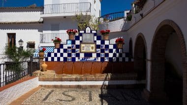 Istan - Andaluzyjskie, Białe Miasteczko Na Wybrzeżu Słońca