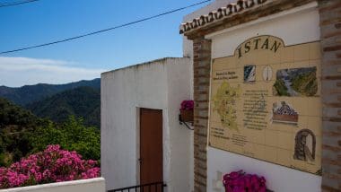 Istan - Andaluzyjskie, Białe Miasteczko Na Wybrzeżu Słońca