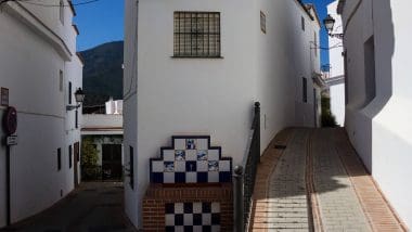 Istan - Andaluzyjskie, Białe Miasteczko Na Wybrzeżu Słońca