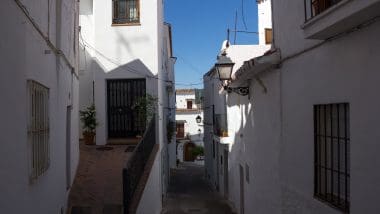 Istan - Andaluzyjskie, Białe Miasteczko Na Wybrzeżu Słońca