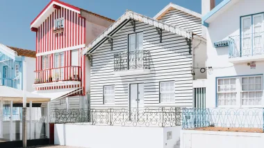 Pasiaste domy w Costa Nova - wizytówka Portugalii