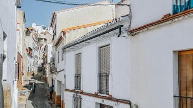 Alora, białe miasteczko na uboczu turystycznego szlaku Andaluzji